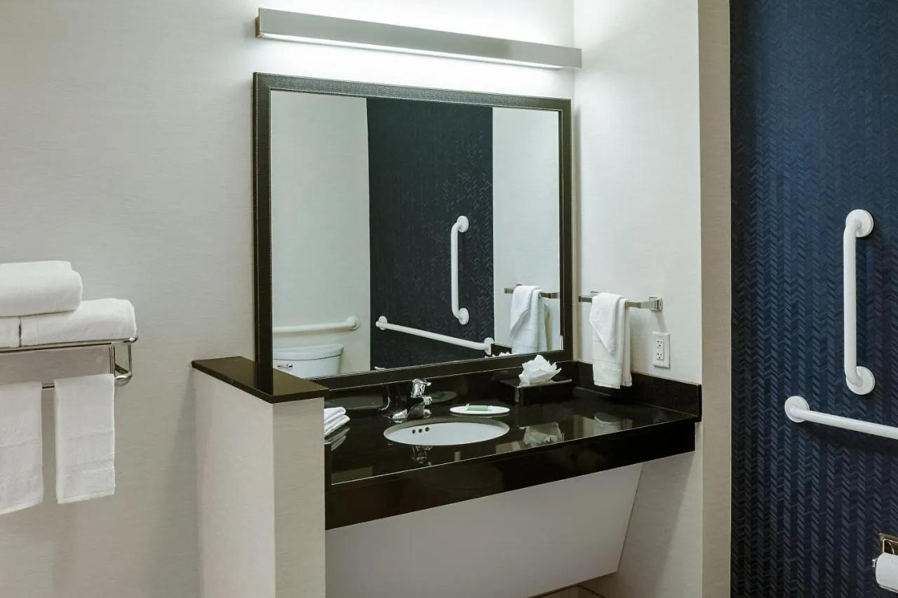 Fairfield Inn & Suites By Marriott Columbus Airport 3*,