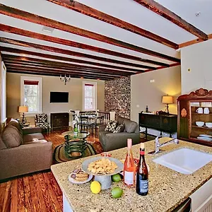 Bed & Breakfast Comfy Carriage House Steps From The River Savannah